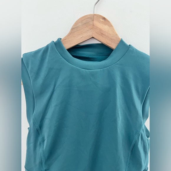 Lululemon Sleeveless Cropped Active Top in Teal - Picture 3 of 9